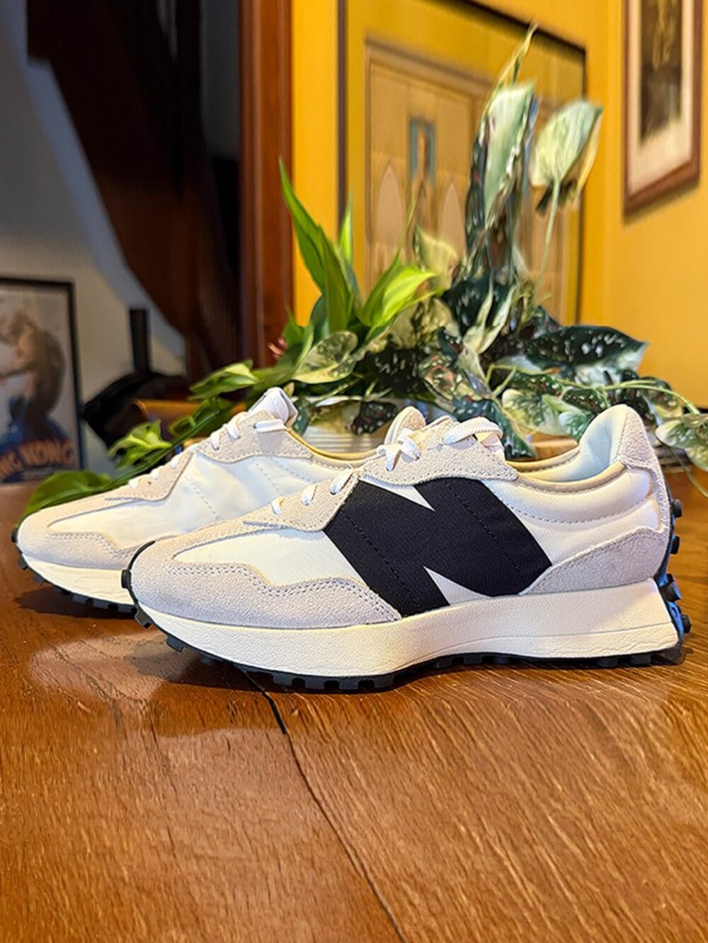 New Balance 327 White & Black Size 8 (fits like 8.5) - Picture 8 of 8